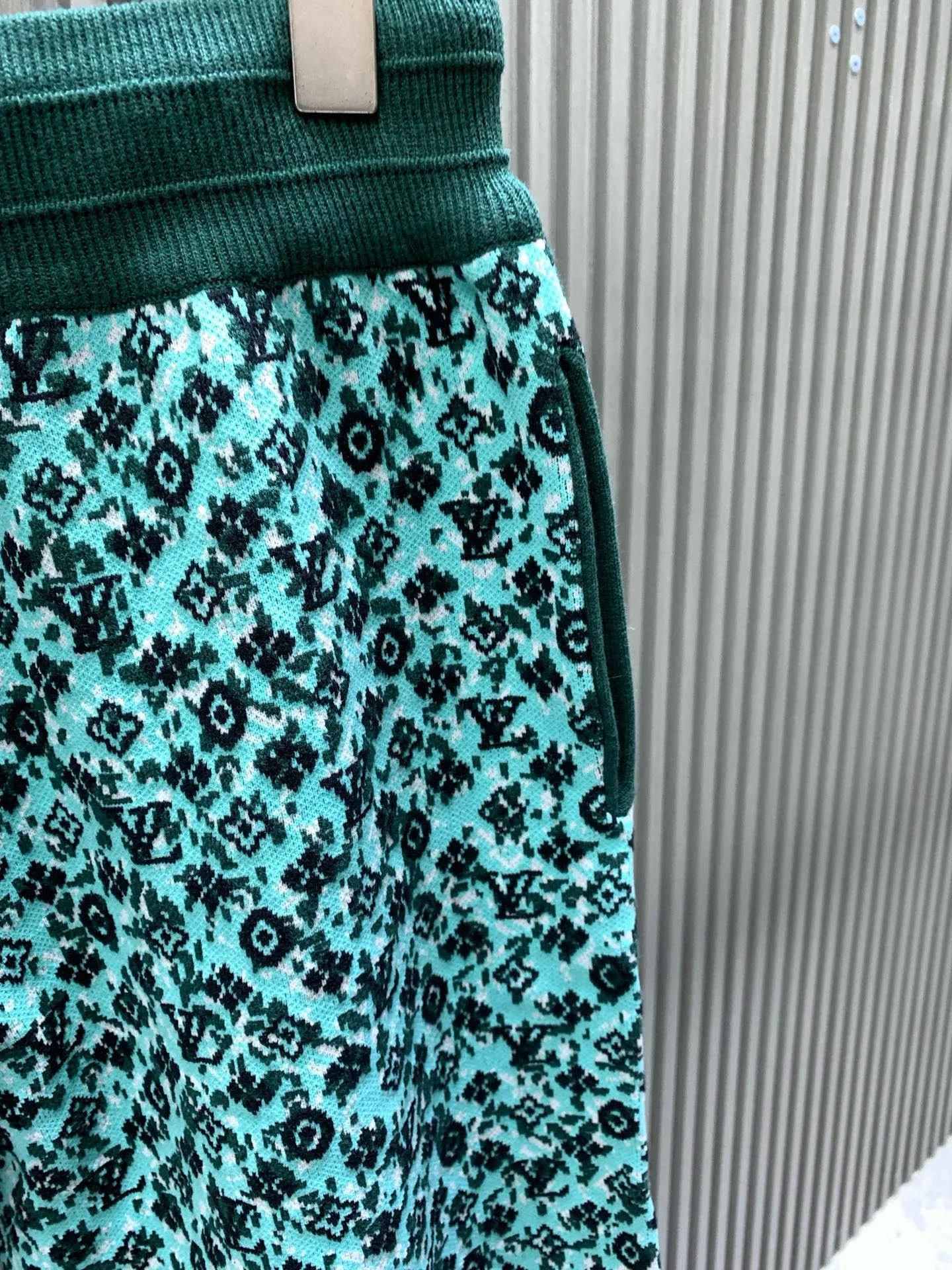 🅿️240 🀄️ Louis Vuitton Louis Vuitton 25FW early spring and summer new knitted shorts with complex embroidery patterns. Customized green ink sfumato effect fabric. Embellished with classic monogram embroidery all over. Elastic waistband design. Black lining design on the inside. Normal cut version. Same style for men and women.